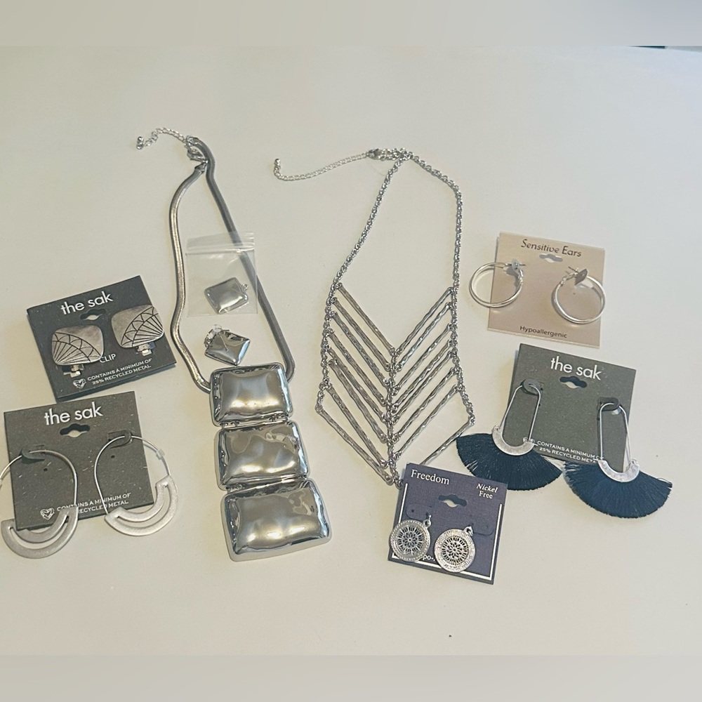 Lot of 7 pieces of Jewelry NWT& NWOT 5 sets of earrings 2 necklaces